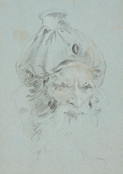 rysunek; Głowa mężczyzny w orientalnym nakryciu głowy - ujęcie z przodu; Rysunek w układzie pionowym na karcie niebieskiego papieru weneckiego w kształcie prostokąta z uciętym prawym górnym narożnikiem. Szkic przedstawia zwróconą w lewo głowę starca o ostrych, ascetycznych rysach twarzy, okoloną długą brodą z krzywym, garbatym nosem o końcu opuszczonym w dół. Starzec wpatruje się uporczywie spod silnie zmarszczonych brwi przesłaniających oczy w nieokreślony cel. Mężczyzna ukazany jest w nakryciu głowy hebrajskiego arcykapłana złożonym z czapki w formie odwróconej wazy z turbanem upiętym na niej w formie pionowych fałd. Nad czołem postaci nakrycie zdobi owalny klejnot. Za głowa widać uniesiony wysoki kołnierz wierzchniej szaty. Rysunek przygotowawczy do głowy mężczyzny, który stoi za św. Janem na malowidle Męczeństwo św. Jana, biskupa Bergamo w katedrze w Bergamo.