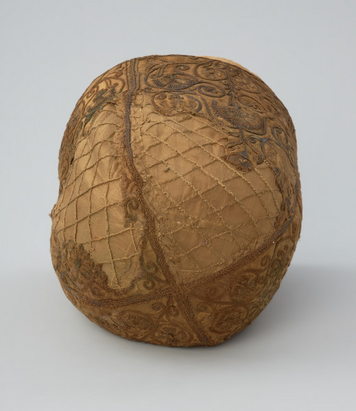 czapka, nakrycie głowy, ubiór - Ujęcie z góry. Kołpak z haftowaną dekoracją z motywem wici roślinnej, kwiatów i jeleni.