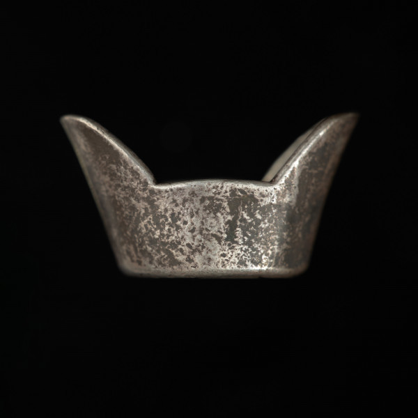 liang , tael - Ujęcie z boku. Sztabka w kształcie łódki z chińskimi napisami na dolnej i górnej stronie.