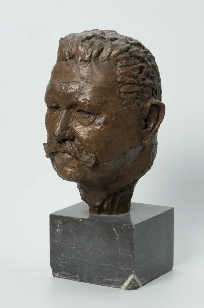 portret męski - Ujęcie z przodu skosem w lewą stronę; Rzeżba wykonana z brązu przedstawiająca głowę męską (prezydenta Rzeszy Paula von Hindenburga). Głowa umieszczona na niedużym postumencie.