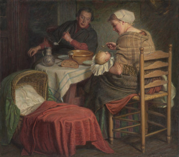 scena rodzajowa - Ujęcie z przodu; Obraz to rodzinna scena rodzajowa we wnętrzu. Wokół prostego stołu nakrytego białą serwetą i zastawionego prostymi naczyniami ceramicznymi, z leżącym na nim kawałkiem chleba ukazana została skromna rodzina chłopska. Siedząca tyłem na pierwszym planie, na wyplatanym krześle młoda kobieta karmi trzymane w ramionach niemowlę, obok stoi kołyska. Przy stole siedzi także młody mężczyzna w czerwonej koszuli i ciemnej pelerynie z fajką w dłoni, który z czułością spogląda na dziecko. U dołu z prawej strony sygnatura Hermann KNOPF MÜNCHEN.