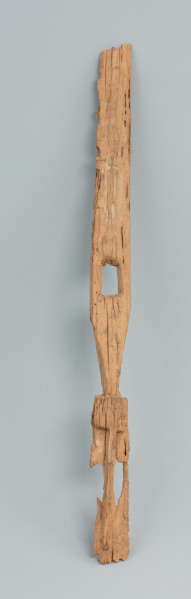 rzeźba - Ujęcie z przodu. Długa, pionowa maska, wyrzeźbiona w drewnie.