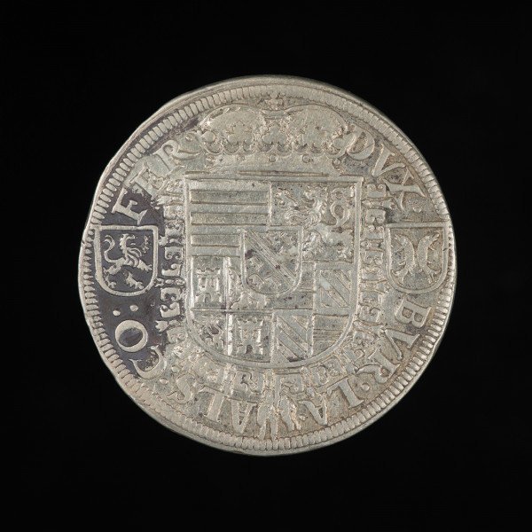 środek płatniczy, pieniądz, moneta - Ujęcie rewersu. Moneta ma dużą tarczę herbową na rewersie.