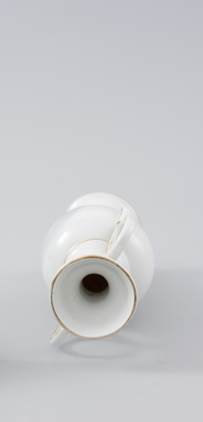 dekoracyjny wazonik z białej, nieprzezroczystej porcelany - Ujęcie od góry. Dekoracyjny wazonik z białej, nieprzezroczystej porcelany.