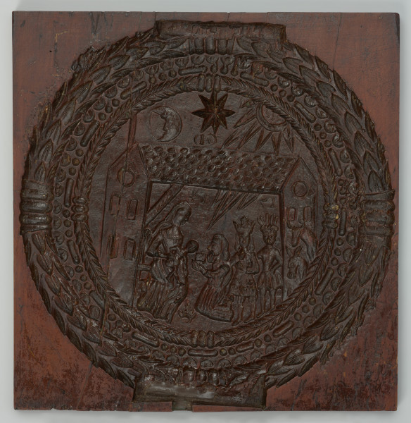 forma do pierników - Forma wykonana techniką snycerską z cienkiej deseczki. Bogaty, zawierający wiele detali ornament wypełnia większość jej powierzchni. Umiejscowiony centralnie wzór przedstawia bożonarodzeniową scenkę. Na tle szopki (pokazana z zaburzoną perspektywą) pokazane są postaci: Maryja z Dzieciątkiem oraz trzej mędrcy (królowie). Jeden z nich klęczy przed Dzieciątkiem, pozostali stoją. Z boku, po prawej, stronie widoczne głowy zwierząt (osła i konia). Ponad szopką wyryte: pośrodku gwiazda, poniżej niej litery GD (przedstawione lustrzanie), z jej lewej strony - księżyc,  z prawej - najprawdopodobniej kometa (Gwiazda Betlejemska) z długim ogonem, który zanika nad dachem szopki i pojawia się ponownie nad głowami znajdujących się w niej postaci. Koniec ogona rozdziela pary cyfr w dacie 1714 (liczba przedstawiona lustrzanie). Całość ujęta jest w okazały, jodełkowy wieniec.