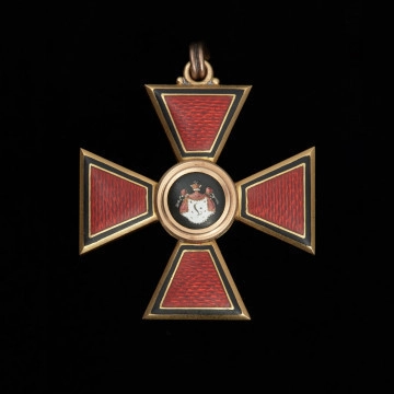 Order Świętego Włodzimierza III klasy; Order Świętego Równego Apostołom Księcia Włodzimierza - Ujęcie awersu. Krzyż kawalerski o ramionach pokrytych czerwoną emalią z czarną obwódką i złotym brzegiem. Na awersie w czarnej okrągłej tarczy w gronostajowej todze monogram CB (Swiatyj Vladimir).