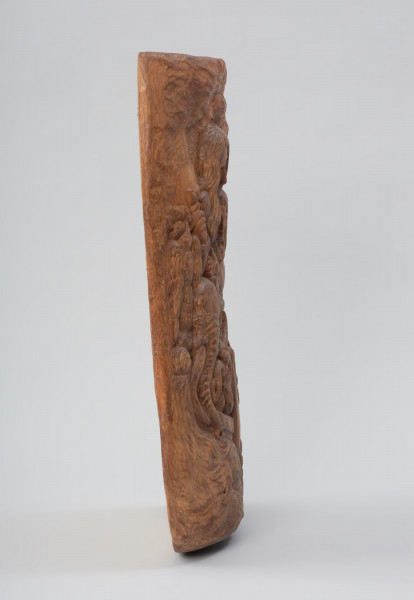 płaskorzeźba - Ujęcie lewej strony. Noe i zwierzęta w Arce na falującym morzu, nad nimi w chmurach postać Pana Boga z gałązką w ręce.