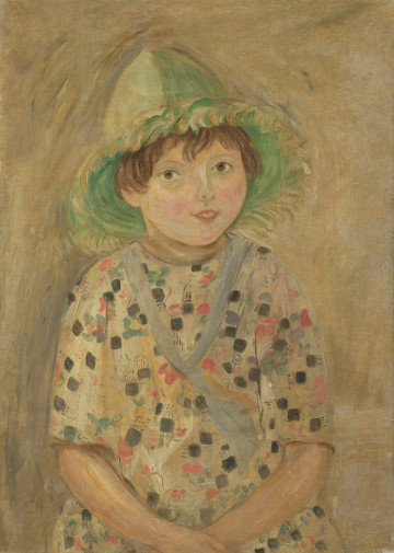 portret dziecięcy - ujęcie z przodu; Na neutralnym tle postać dziewczynki. Ujęta en face, do okolicy bioder, z opuszczonymi, złożonymi rękoma, dłonie przecięte dolną krawędzią obrazu. Okrągła głowa, ciemne, krótko przystrzyżone włosy, widoczne spod kapelusza z dużym rondem. Ciemne oczy, prosty nos, małe rozchylone usta. Sukienka jasna, w drobny wzorek. Mały szaliczek, nisko luźno przewiązany. Koloryt jasny: neutralne żółtawo-szare tło z przetarciami, sukienka biaława, kwadraciki wzorku ciemnoszare i jasnoczerwone. Kapelusz jasnozielony.