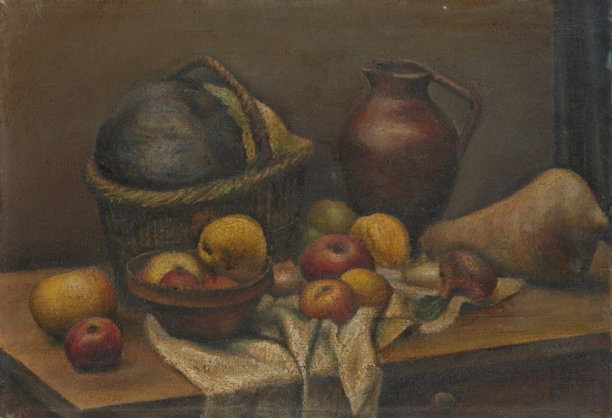 martwa natura - ujęcie z przodu; Na neutralnym tle płaszczyzna stołu ustawionego ukosem. Na stole od lewej jabłka, za nimi gruszka, gliniana miseczka z jabłkami, za nią koszyk z pałąkiem, w koszyku na przedzie główka kapusty. Obok koszyka w głębi gliniany dzbanek, przy nim duży korzeń (pietruszka?). Przed koszem, dzbankiem i pietruszką na białawej draperii owoce - jabłka. Koloryt: brunatne szare tło, przełamana żółć i czerwień owoców, zgaszony brąz przedmiotów (gama zieleni).