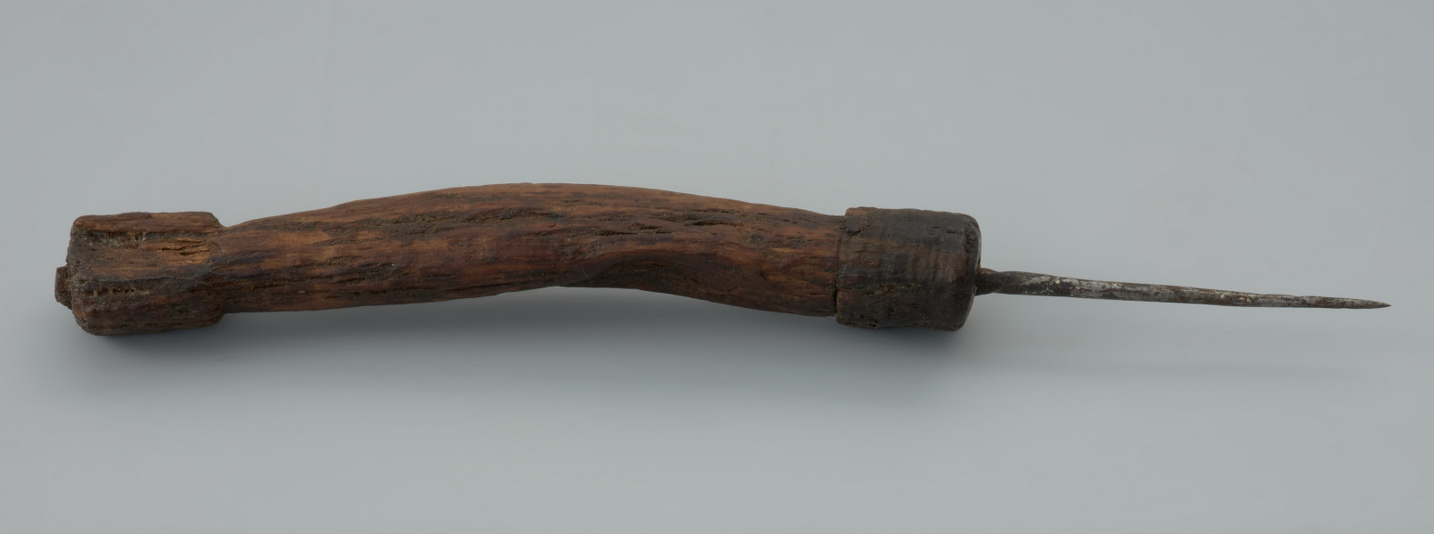 narzędzie kolne, szydło - Ujęcie z przodu w poziomie. Szydło żelazne w drewnianej oprawce.