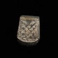 Szlufka do pendentu księcia Kazimierza VI/IX (1557-1605) - Ujęcie detalu z tyłu. Prostokątna szlufka wykonana z gładkiej, srebrnej taśmy, z ozdobnie opracowaną częścią przednią w formie tralki, pokrytą grawerowaną i niellowaną dekoracją.