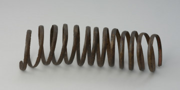 Spiralna bransoleta z brązowej taśmy. - Ujęcie w poziomie tyłu bransolety. Bransoleta spiralna wykonana z płasko-wypukłej brązowej taśmy.