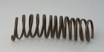 Spiralna bransoleta z brązowej taśmy. - Ujęcie w poziomie tyłu bransolety. Bransoleta spiralna wykonana z płasko-wypukłej brązowej taśmy.