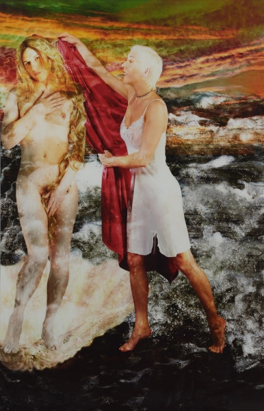 fotografia cyfrowa modyfikowana komputerowo - Ujęcie jednej części. Fotografia barwna pod pleksi, oprawiona na dibondzie, przedstawiajaca scenę figuratywną z centralną, nagą, androgyniczną postacią wyłaniającą się ze wzburzonego morza. Po prawej postać kobieca w halce, po lewej kobieta i mężczyzna w strojach sportowych i rolkach.