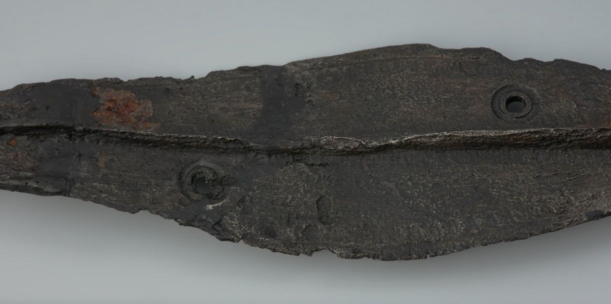 Ornamentowany grot oszczepu z żelaza - Ujęcie detalu. Ornamentowany grot oszczepu z żelaza.