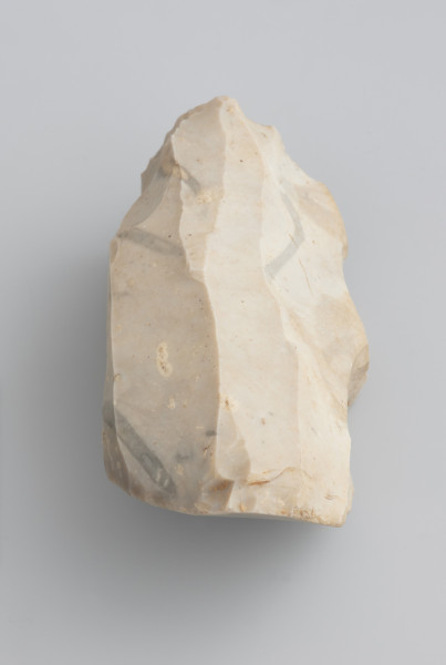 narzędzie nakopalniane - ujęcie z przodu; Rdzeń wiórowy dwupiętowy, o odłupni wspólnej dla obu pięt (tzw. pryzmatyczny). Wykonany z krzemienia bardzo dobrej jakości. Jest to rdzeń o pełnej zaprawie, pozbawiony powierzchni korowych. Zabytek pokryty jest jasną patyną.