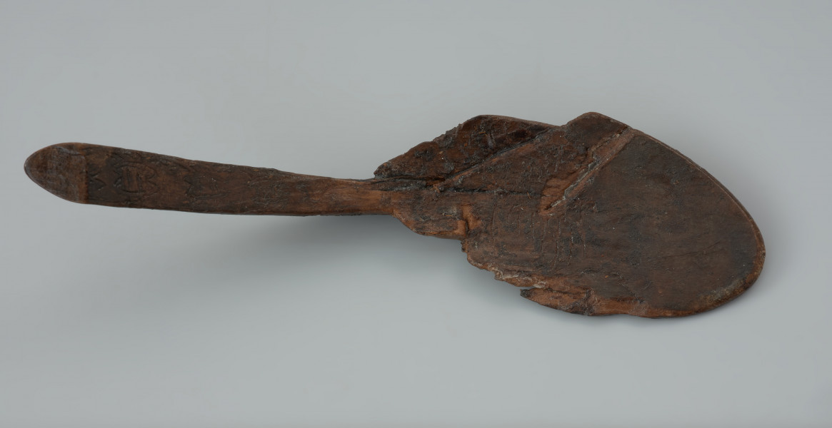 łyżka - Ujęcie przodu łyżki z góry. Łyżka drewniana z płaską nabierką i trójkątnym w przekroju trzonkiem, zdobiona.