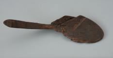 łyżka - Ujęcie przodu łyżki z góry. Łyżka drewniana z płaską nabierką i trójkątnym w przekroju trzonkiem, zdobiona.