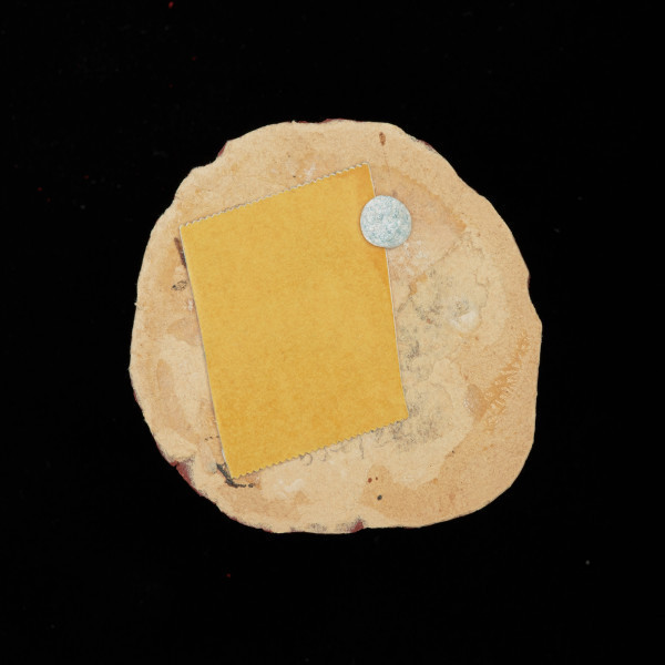 odcisk tłoka pieczętnego - Ujęcie tyłu. Lakowy odcisk pieczęci sekretnej z wizerunkiem herbu Koszalina.