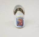 porcelanowy bucik ozdobiony malowanym szlaczkiem - Ujęcie z przodu. Porcelonowy bucik ozdobiony malowanym szlaczkiem.