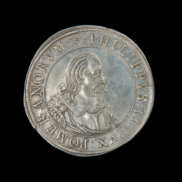 talar okolicznościowy - Ujęcie awersu. Na awersie popiersie księcia. W perełkowym otoku napis zakończony arabeską.