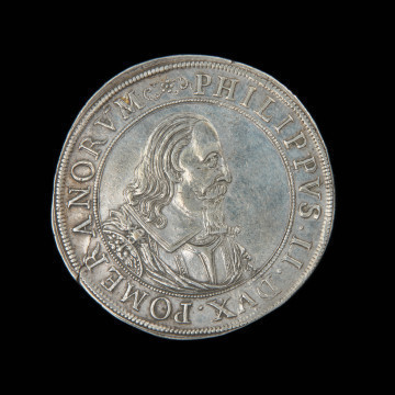 talar okolicznościowy - Ujęcie awersu. Na awersie popiersie księcia. W perełkowym otoku napis zakończony arabeską.