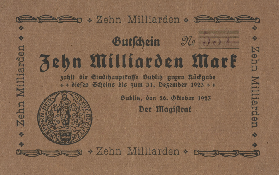10 miliardów marek - Ujęcie z przodu. Jednostronny bon o nominale 10 miliardów marek, brązowy papier z czarnymi gotyckimi napisami. Strona główna: w prostokątnej ramce zbudowanej z motywów graficznych oraz oznaczenia nominału: Zehn Milliarden, czcionką szwabachy w kolorze czarnym napis: Gutschein/ Zehn Milliarden Mark/ zahlt die Stadthauptkasse Bublitz gegen Rückgabe/ dieses Scheins bis zum 31. Dezember 1923/ Bublitz, den 26. Oktober 1923/ Der Magistrat. Poniżej, obok wydrukowanej pieczęci miejskiej faksymilie podpisu burmistrza w fioletowym tuszu. W prawym górnym narożniku w fioletowym tuszu numer bonu: 531. Strona odwrotna pusta. Papier brązowy.