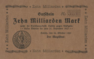 10 miliardów marek - Ujęcie z przodu. Jednostronny bon o nominale 10 miliardów marek, brązowy papier z czarnymi gotyckimi napisami. Strona główna: w prostokątnej ramce zbudowanej z motywów graficznych oraz oznaczenia nominału: Zehn Milliarden, czcionką szwabachy w kolorze czarnym napis: Gutschein/ Zehn Milliarden Mark/ zahlt die Stadthauptkasse Bublitz gegen Rückgabe/ dieses Scheins bis zum 31. Dezember 1923/ Bublitz, den 26. Oktober 1923/ Der Magistrat. Poniżej, obok wydrukowanej pieczęci miejskiej faksymilie podpisu burmistrza w fioletowym tuszu. W prawym górnym narożniku w fioletowym tuszu numer bonu: 531. Strona odwrotna pusta. Papier brązowy.