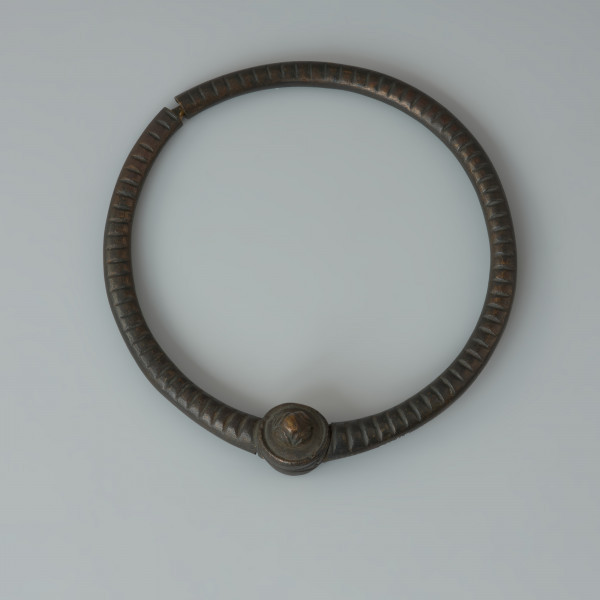 Ujęcie z góry. Mosiężna kopia naszyjnika koronowatego