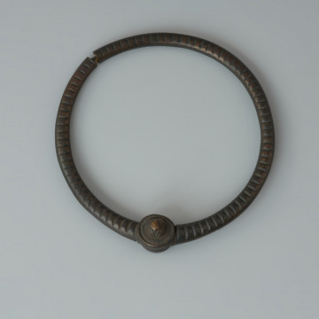 Ujęcie z góry. Mosiężna kopia naszyjnika koronowatego