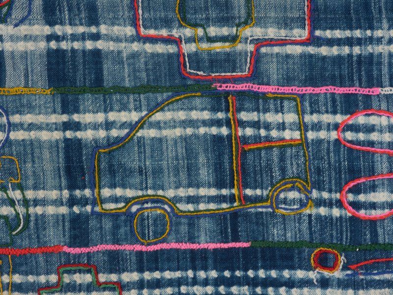 odzież - Ujęcie ósmego detalu. Spódnica w kształcie prostokątu. Całość wyszywana z różnokolorowych nici.