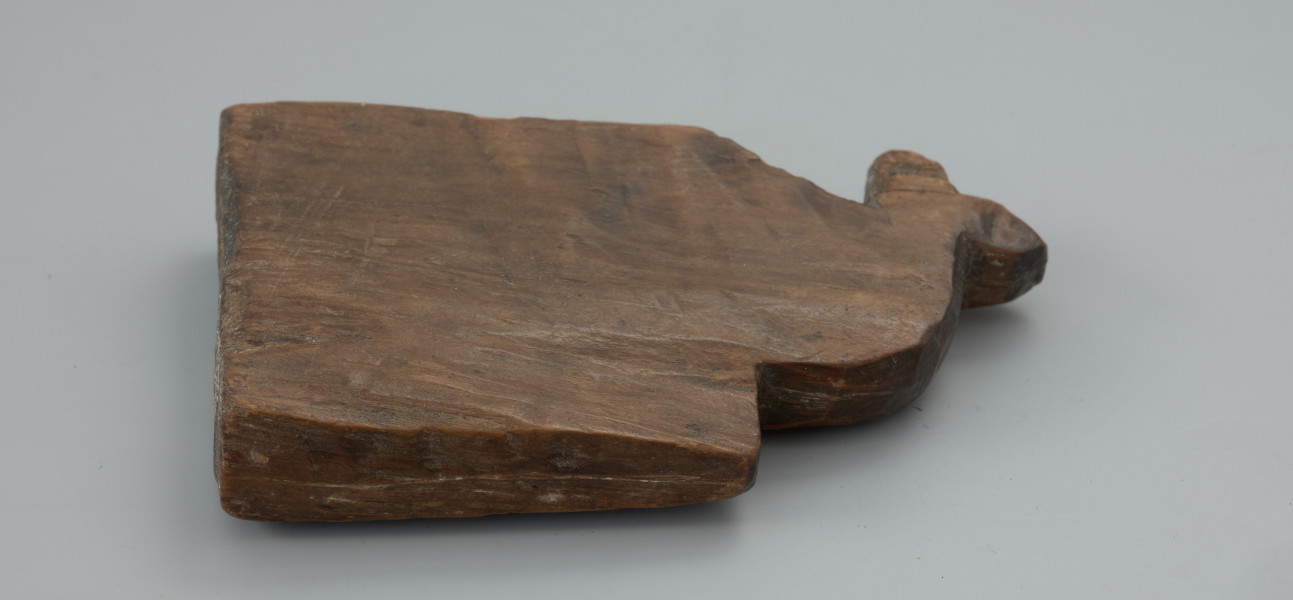 przedmiot kultowy, figurka - Ujęcie prawej strony w poziomie. Figurka drewniana przedstawiająca konia z realistycznie zaznaczonym łbem i szyją.