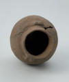 ceramika, naczynie - Ujęcie z góry wnętrza; Niezdobiona amfora z niemal cylindryczną szyjką, z parą taśmowatych, wątorowanych uszek na załomie szyjki i brzuśca. Z kulistym brzuścem i niską stopką. Uszkodzona przy przejściu szyjki w brzusiec (pęknięcie i brak ucha)