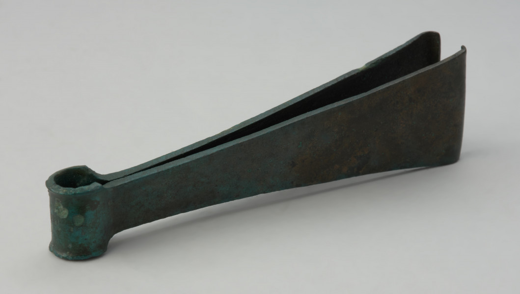 przybory toaletowe; Brązowe szczypczyki - Ujęcie z przodu w pionie. Brązowe szczypczyki z wąskimi ramionami rozszerzającymi się ku zakończeniom oraz poszerzony kabłąk.