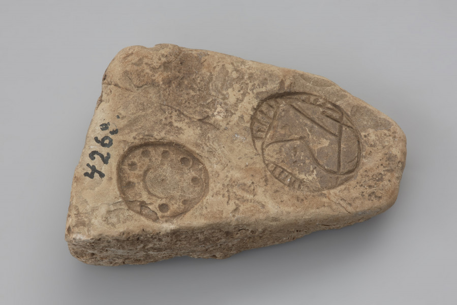 forma odlewnicza - Ujęcie z góry z lewej strony. Forma kamienna do wielokrotnego odlewania ozdób ze stopów metali kolorowych.