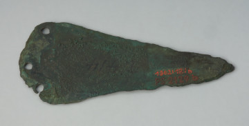 ostrze sztyletu z półkolistym zakończeniem, wariant Mierczyce - Ujęcie spodu. Trójkątna głownia sztyletu z brązu, pokryta zielona patyną, ma półkoliście uformowaną płytkę do przytwierdzania rekojeści, w której znajdują się trzy otwory na nity. Krawędzie ostrza są zniszczone.