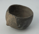 naczynie - Ujęcie z przodu; Czarka w kształcie odcinka kuli ze pojedynczym guzkiem stożkowatym, niezdobiona. Naczynie zrekonstruowane na podstawie zachowanego fragmentu. Ceramika cienkościenna. Masa garncarska bez domieszki