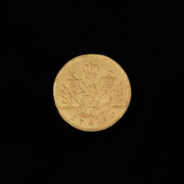 złoty Fryderyk - Ujęcie rewersu. Na rewersie orzeł na panoplium, powyżej korona, poniżej data emisji 17 - 50.