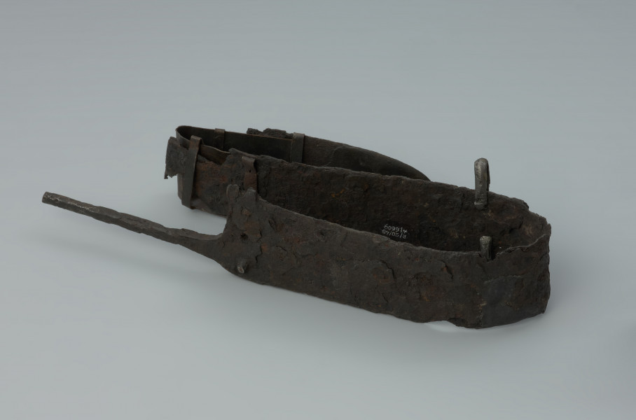 Żelazny miecz jednosieczny rytualnie zgięty. - Ujęcie z tyłu. Żelazny miecz jednosieczny rytualnie zgięty.