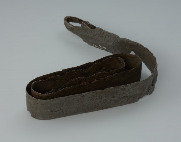 Żelazny miecz obosieczny, rytualnie zwinięty czterokrotnie w spiralę - Ujęcie z boku. Żelazny miecz obosieczny, rytualnie zwinięty czterokrotnie w spiralę.