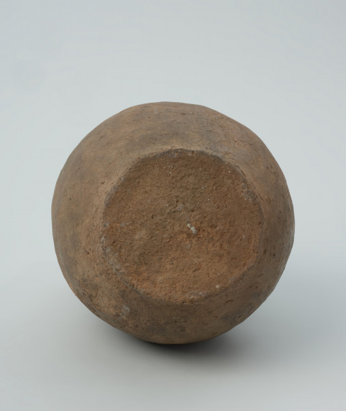 ceramika, naczynie - Ujęcie z dołu; Niezdobiona amfora dwuucha z cylindryczną szyjką.