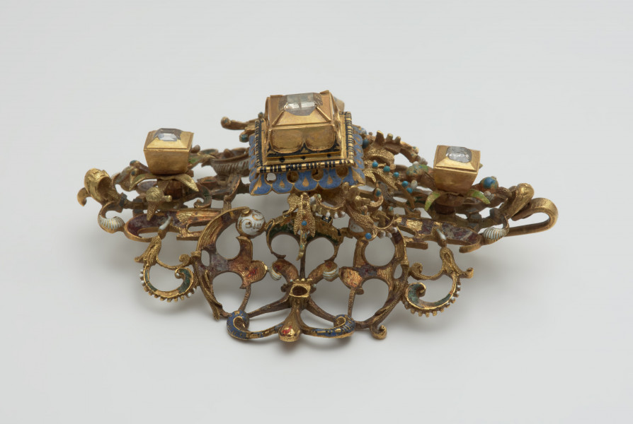 nakrycia głowy, biżuteria, ozdoby - Ujęcie z boku od dołu. Klejnot z kołpaka w kształcie rombu, ażurowy, zdobiony emalią i kasztami z diamentami.