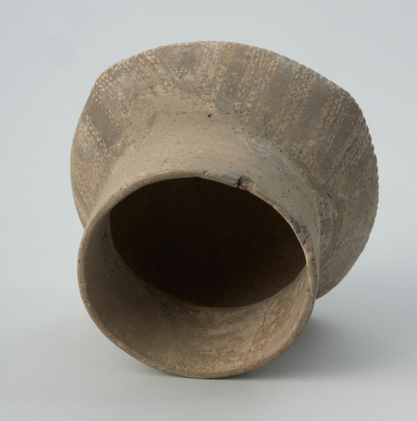 Naczynie gliniane - Ujęcie wnętrza;  Naczynie wazowate o dwustożkowatym brzuścu, pionowej szyjce i niewyodrębnionym dnie. Szyjka naczynia, niemal w całości zrekonstruowana, prawdopodobnie nie była zdobiona, podobnie jak dół brzuśca.