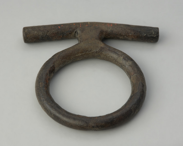 zawieszka , pobocznica , element uździenicy - Ujęcie z góry przodu. Brązowy krępulec z przetyczką, złożony z kółka i beleczki.