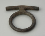 zawieszka , pobocznica , element uździenicy - Ujęcie z góry przodu. Brązowy krępulec z przetyczką, złożony z kółka i beleczki.