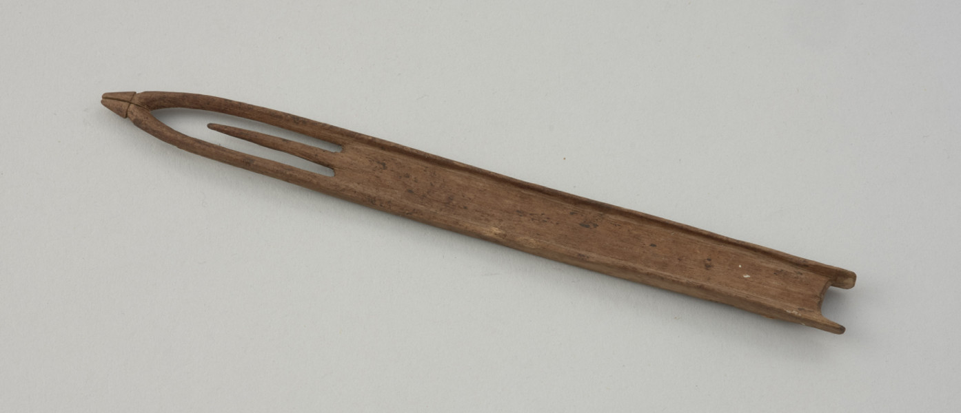 kleszczka - Ujęcie spodu z góry skosem w lewą stronę. Kleszczka ma wysmukły kształt wydłużonego prostokąta. Jeden z końców jest zaostrzony, drugi z wysuniętymi zakończeniami. W partii zaostrzonej wycięto otwór z wydłużonym kolcem. Brzegi dłuższych boków są nieco podniesione.