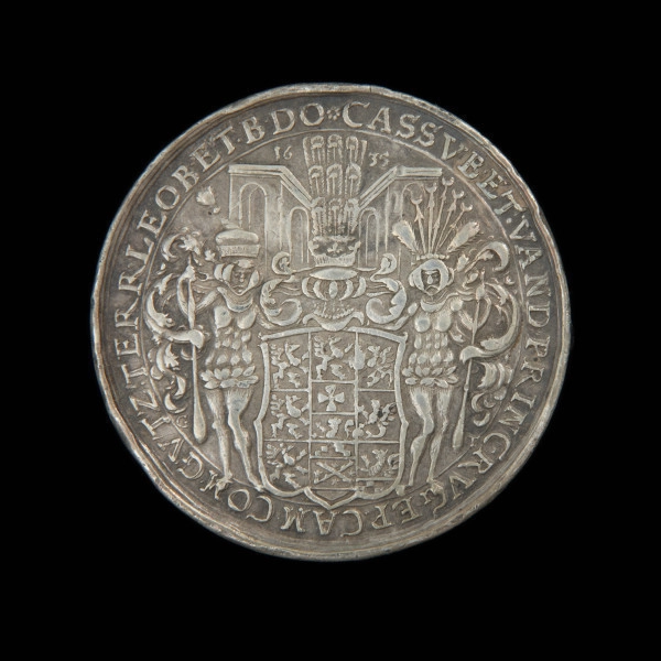 dwutalar medalowy - Ujęcie rewersu. Na rewersie jedenastopolowa tarcza herbowa podtrzymywana przez dwóch dzikich mężów w hełmach z maczugami w rękach. W tle motyw architektoniczny i data 16-35. W otoku kontynuacja napisu z awersu.