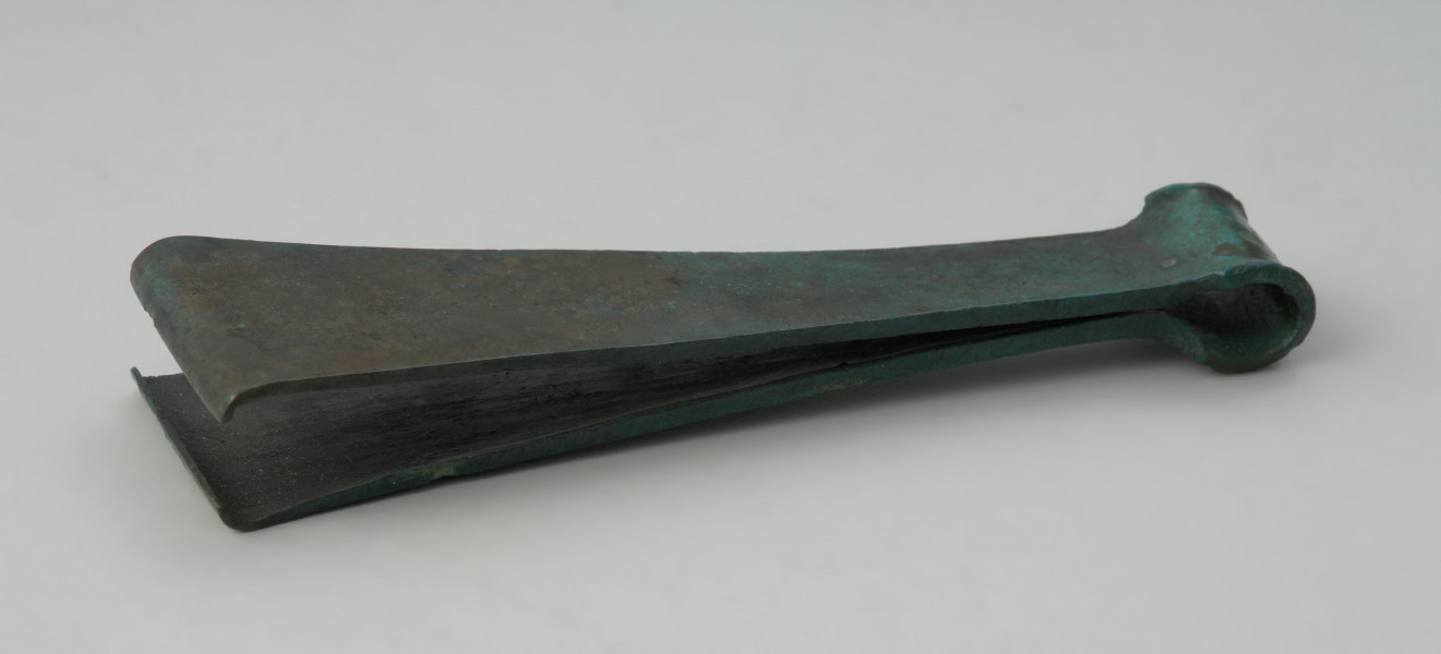 przybory toaletowe; Brązowe szczypczyki - Ujęcie z przodu w poziomie. Brązowe szczypczyki z wąskimi ramionami rozszerzającymi się ku zakończeniom oraz poszerzony kabłąk.