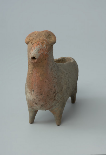 Ujęcie z przodu. Gliniane naczynie przedstawiające postać barana.