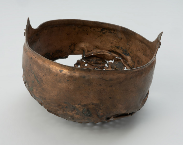 Cedzak ze stopu miedzi - Ujęcie z przodu. Cedzak ze stopu miedzi o owalnym kształcie z dwoma trójkątnymi uchami.